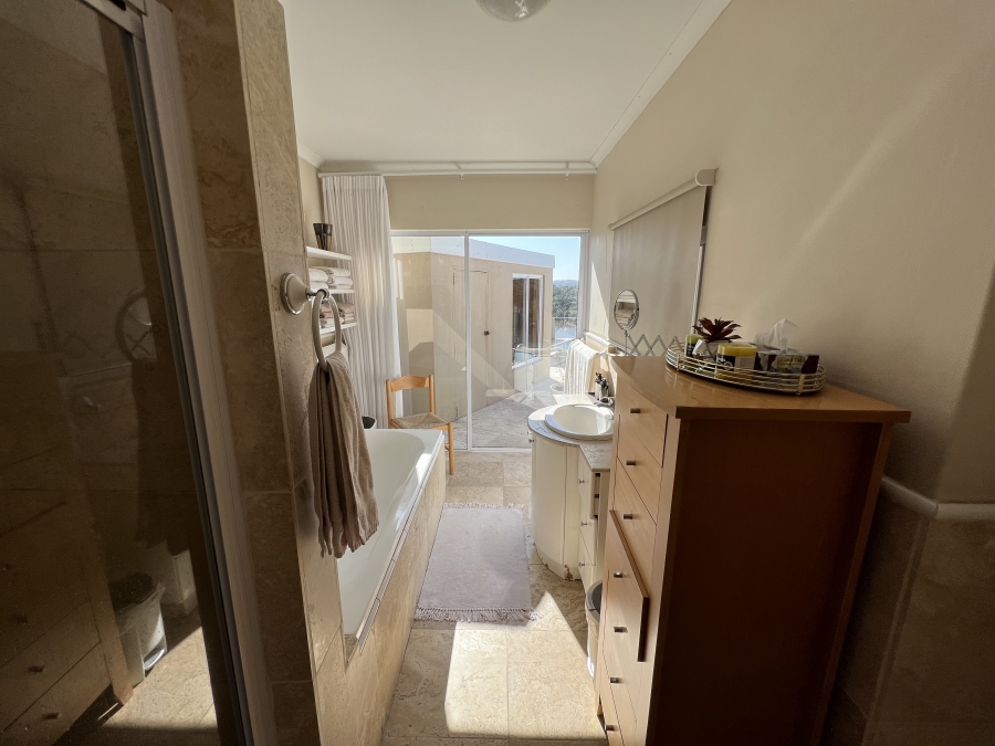 6 Bedroom Property for Sale in Bonza Bay Eastern Cape